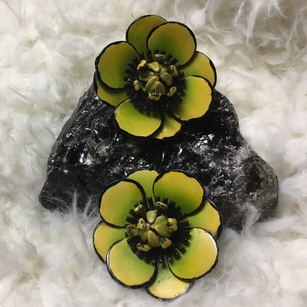 Vintage 60’s 3D Enamel Flower Clip Earrings